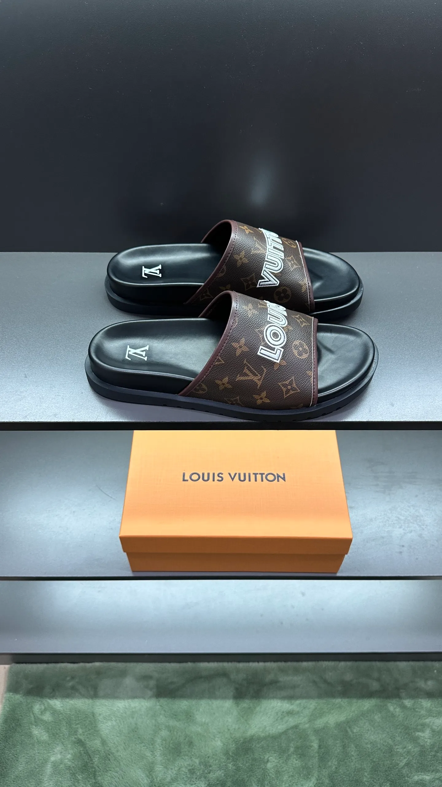 [L Home] P: 300💰Size: 38-45 Top purchasing lv men's summer slippers, classic presbyopia with soft real leather lining, unique color splicing effect, distinctive personality, fashionable and trendy essential style, light and comfortable. Lightweight and tough rubber insole, micro ridged foam outsole, super comfortable!